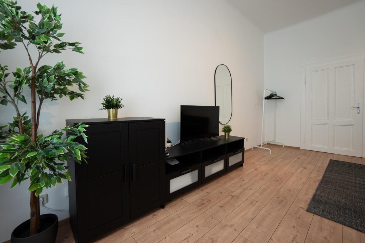 Lovely 1-Bedroom Apartment Next To Praterstern Вена Экстерьер фото