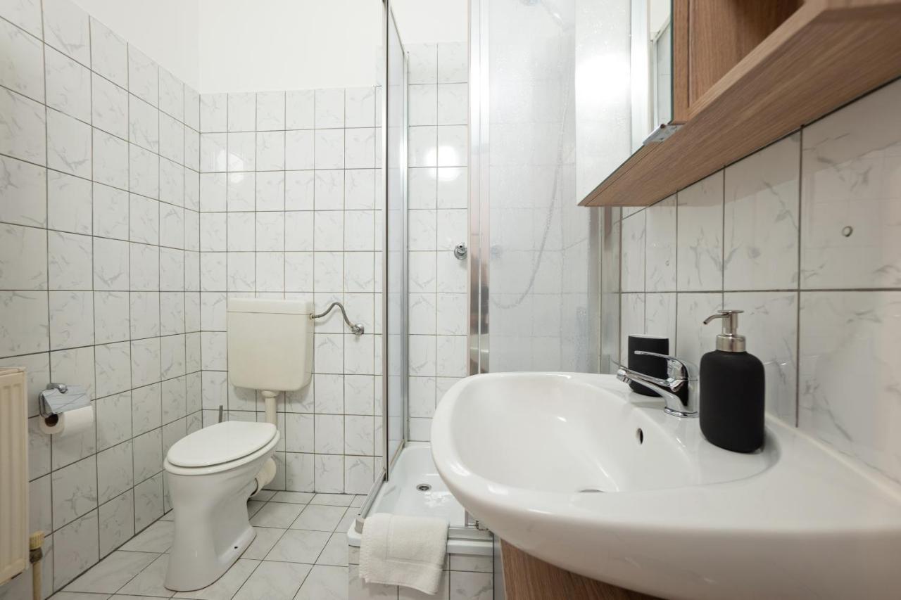 Lovely 1-Bedroom Apartment Next To Praterstern Вена Экстерьер фото
