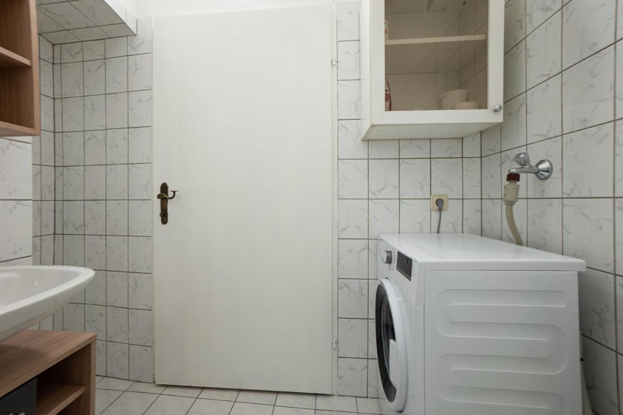 Lovely 1-Bedroom Apartment Next To Praterstern Вена Экстерьер фото